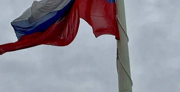 Главный символ страны поднят над площадью!